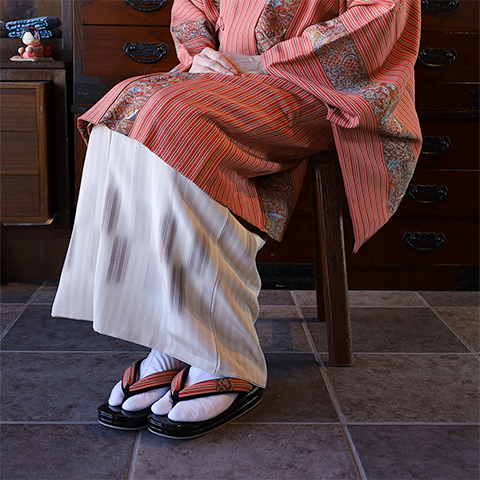 着物をリメイクしてできたコートと下駄の鼻緒の写真