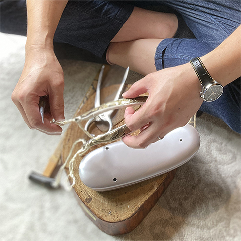 下駄の鼻緒をすげ替える写真