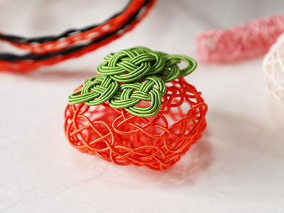 水引でできた柿の写真