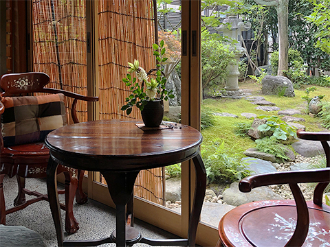 くつろぎスペースから見える庭の写真