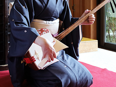 三味線を弾いている写真